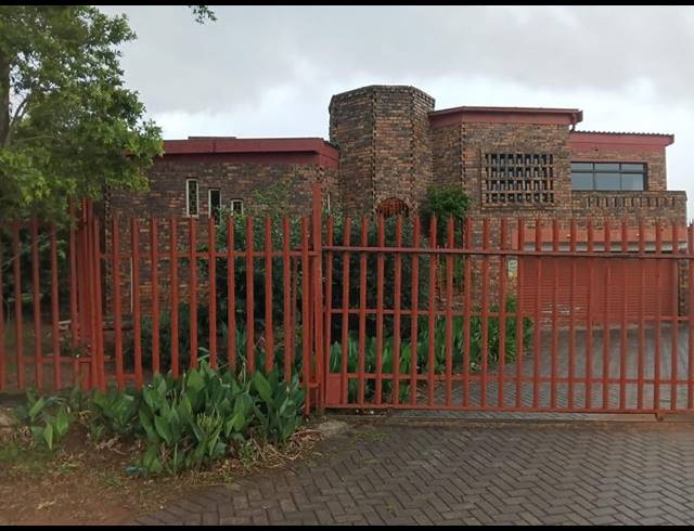 7 BEDROOM HOUSE FOR SALE IN FLEURHOF